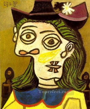 Tete de femme au chapeau malva 1939 Cubista Pinturas al óleo